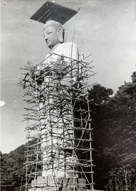 A photo taken during the creation of the Maitreya Buddha at Beopjusa Temple in 1963, Courtesy of Institute of Electronic Buddhist Texts and Culture Contents.