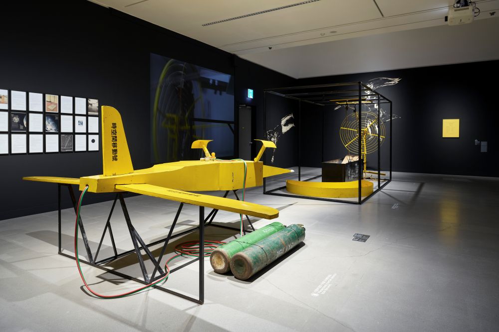 Lee Sanghyun, The Voyage of Forgotten Combatant, 1988, Color on steel plate and steel pipes, oxygen tanks, pulley, rope, violin bow, steel wire, panel, 2 drawings and 8 photographs, 230×400×207 cm. MMCA Collection.
