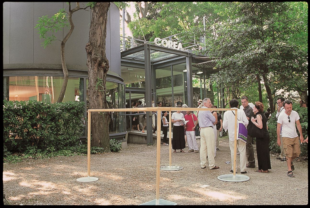Bahc Yiso, Venice Biennale, 2003, Wood, basins, water, tiles, pebbles and concrete, 161×290×230 cm. Courtesy of Art in Culture.