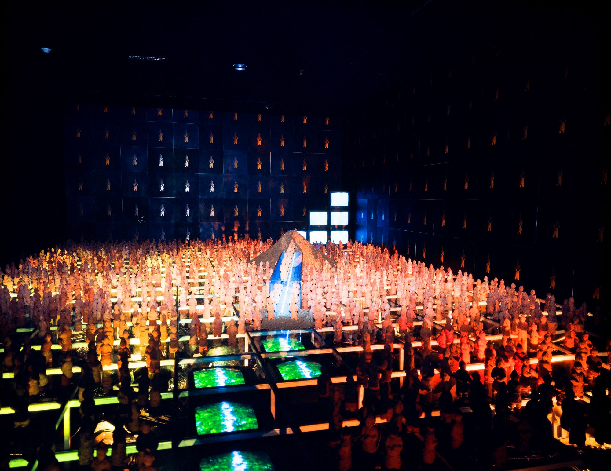 Jheon Soocheon, Clay Icon in Wandering Planets-Korean's Spirit, 1995, TV monitors, VCR, glass, clay figures, industrial waste, yellow soil, metal frames, screenprint on paper, 380×1800×800 cm. MMCA Collection.