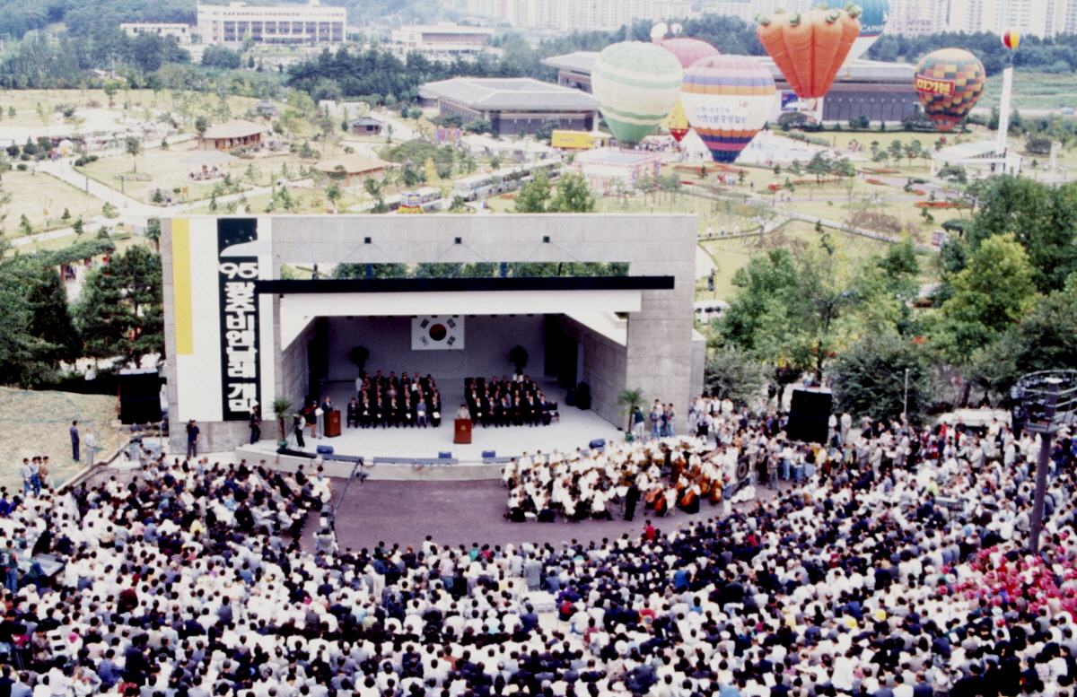 Opening Ceremony of the first Gwangju Biennale, 1995, Courtesy of Gwangju Biennale Foundation.