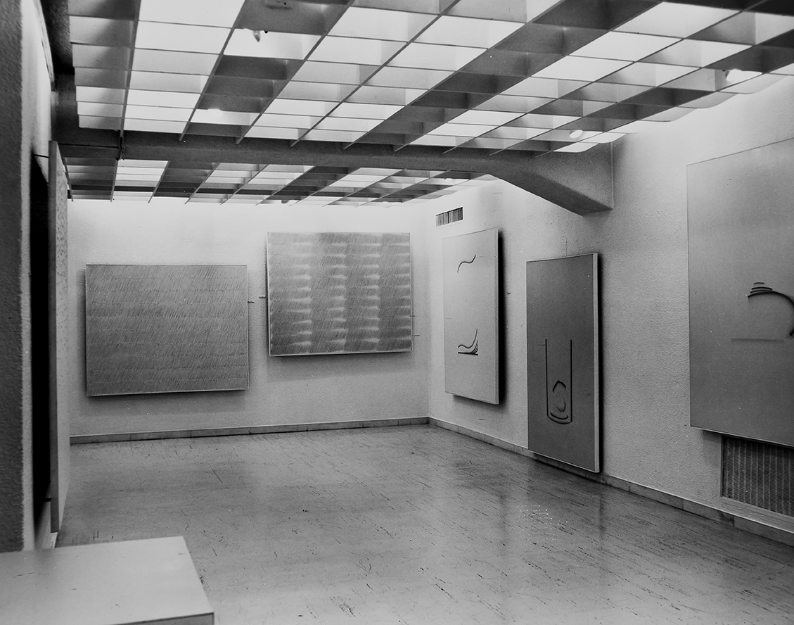 Installation view of Korea: Five Artists, Five Hinsek—White at Tokyo Gallery, 1975, MMCA Art Research Center Collection. Gift of Tokyo Gallery.